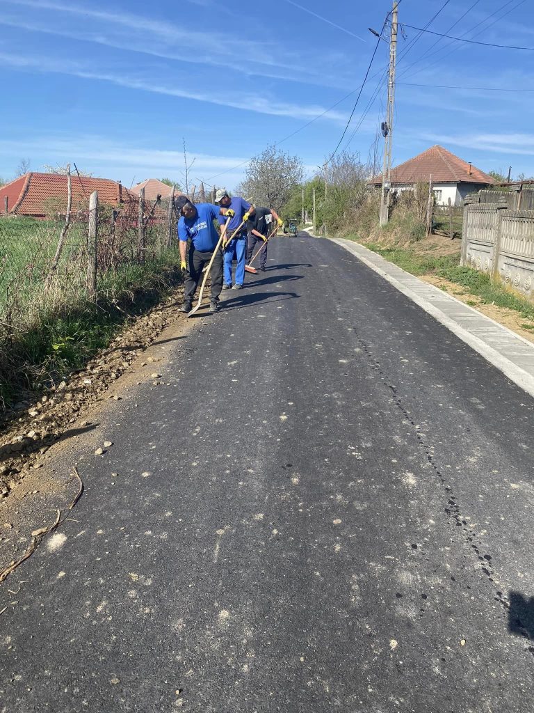 Continuă reabilitarea și modernizarea drumurilor din Roșia de Amaradia - 10 aprilie 2024 AccentNews.ro