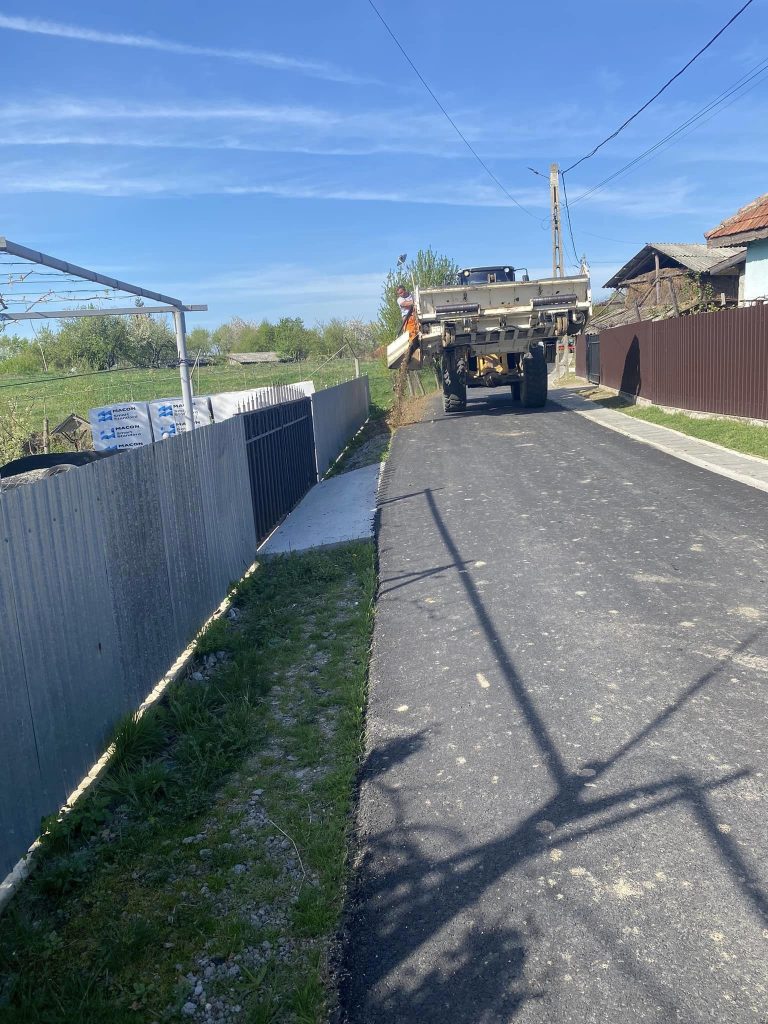 Continuă reabilitarea și modernizarea drumurilor din Roșia de Amaradia - 10 aprilie 2024 AccentNews.ro