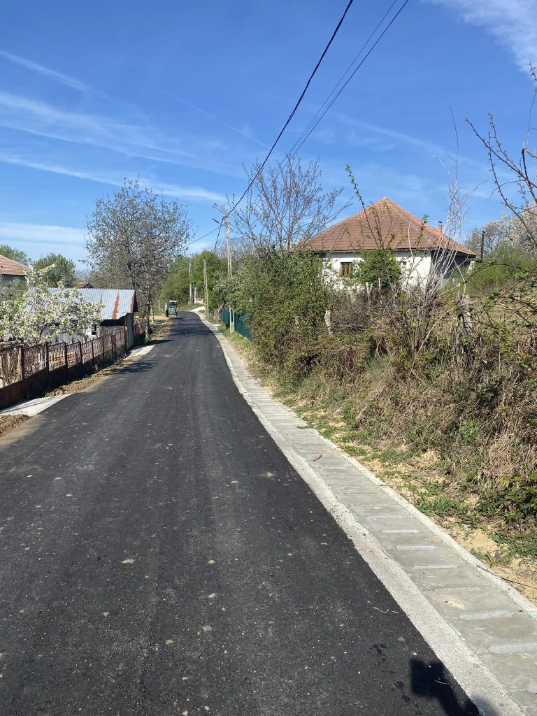 Continuă reabilitarea și modernizarea drumurilor din Roșia de Amaradia - 10 aprilie 2024 AccentNews.ro