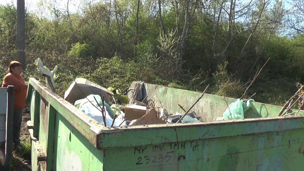 S-a săturat de gunoaie! Primarul din Turcinești a ecologizat o proprietate a Hidroelectricii - 9 aprilie 2024 AccentNews.ro