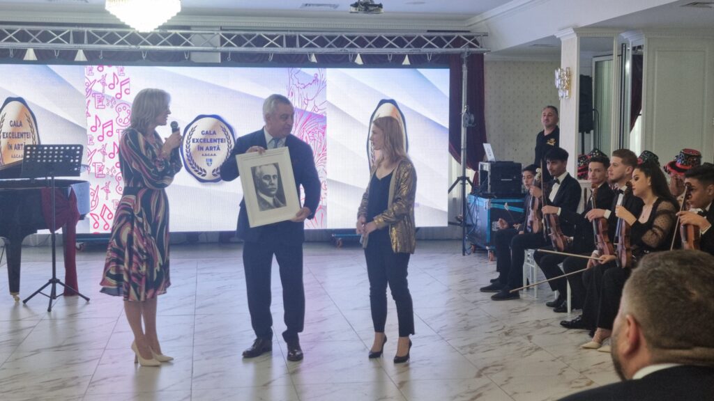 ALRO și ASCAR, sprijin substanțial pentru tinerii talentați din județul Olt. „Gala Excelenței în Artă” ar putea fi organizată, în 2025, la Paris - 23 mai 2024 AccentNews.ro