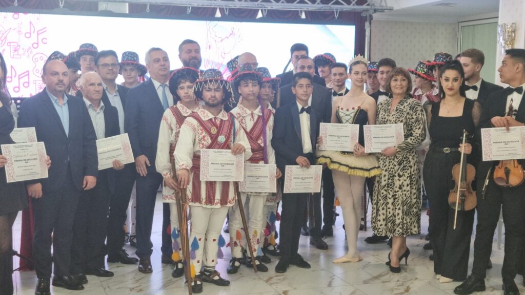 ALRO și ASCAR, sprijin substanțial pentru tinerii talentați din județul Olt. „Gala Excelenței în Artă” ar putea fi organizată, în 2025, la Paris - 23 mai 2024 AccentNews.ro