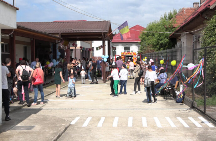 Complexul de Recuperare pentru Copilul cu Dizabilități (CRCD) Târgu-Jiu și-a sărbătorit copiii în avans