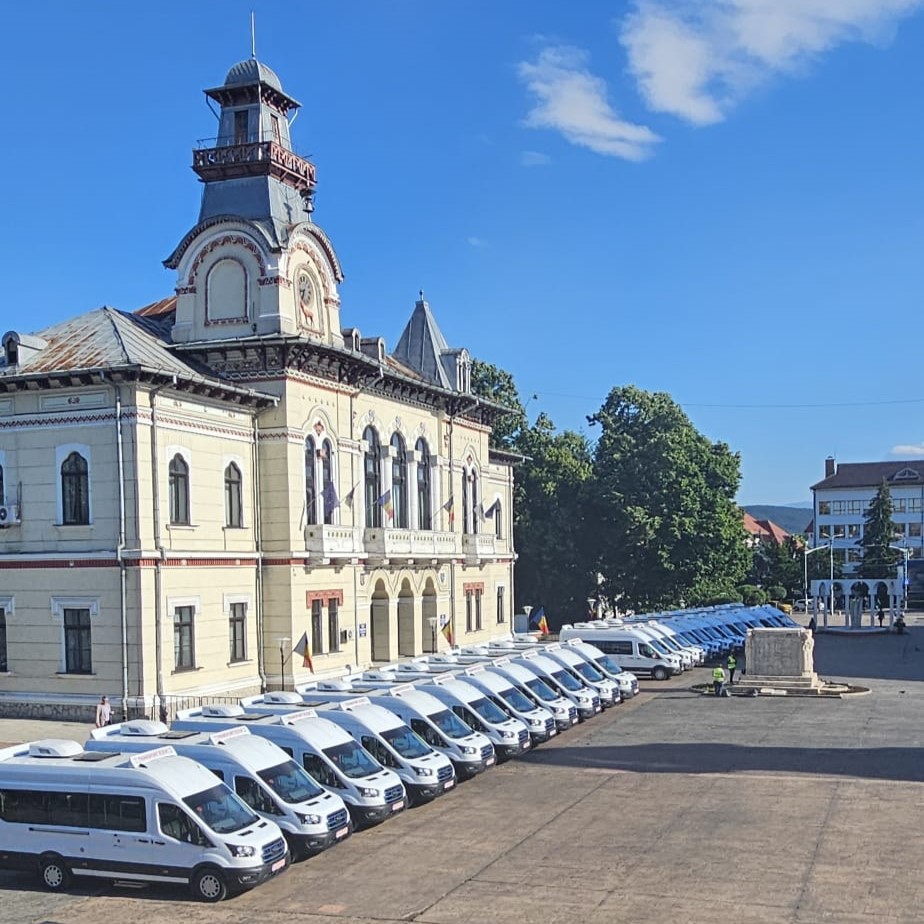Gorj: Au fost livrate primele 22 de microbuze electrice - 28 mai 2024 AccentNews.ro