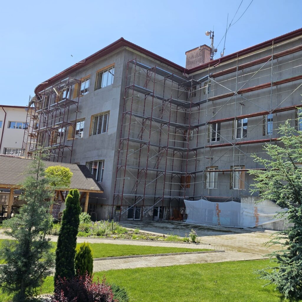 Au fost montate cele 1000 de panouri fotovoltaice la Dobrița - 28 mai 2024 AccentNews.ro