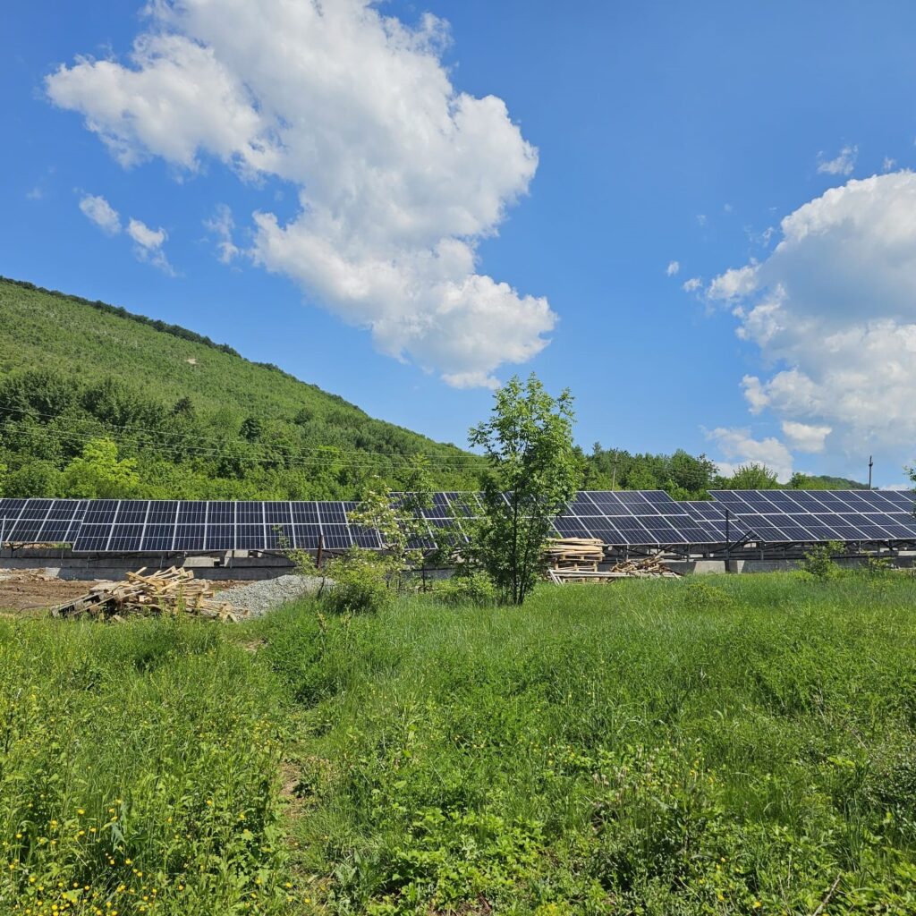 Au fost montate cele 1000 de panouri fotovoltaice la Dobrița - 28 mai 2024 AccentNews.ro