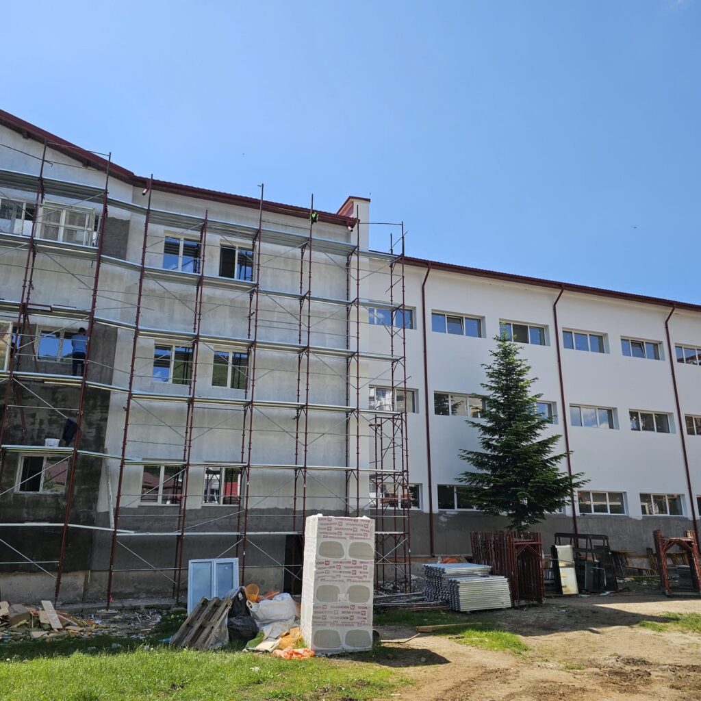 Au fost montate cele 1000 de panouri fotovoltaice la Dobrița - 28 mai 2024 AccentNews.ro