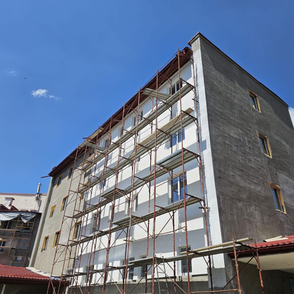 Au fost montate cele 1000 de panouri fotovoltaice la Dobrița - 28 mai 2024 AccentNews.ro