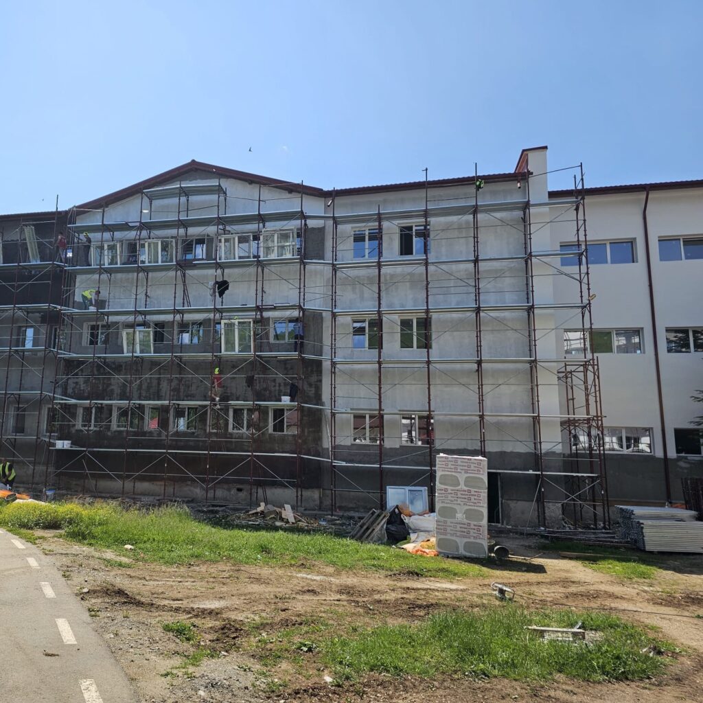 Au fost montate cele 1000 de panouri fotovoltaice la Dobrița - 28 mai 2024 AccentNews.ro