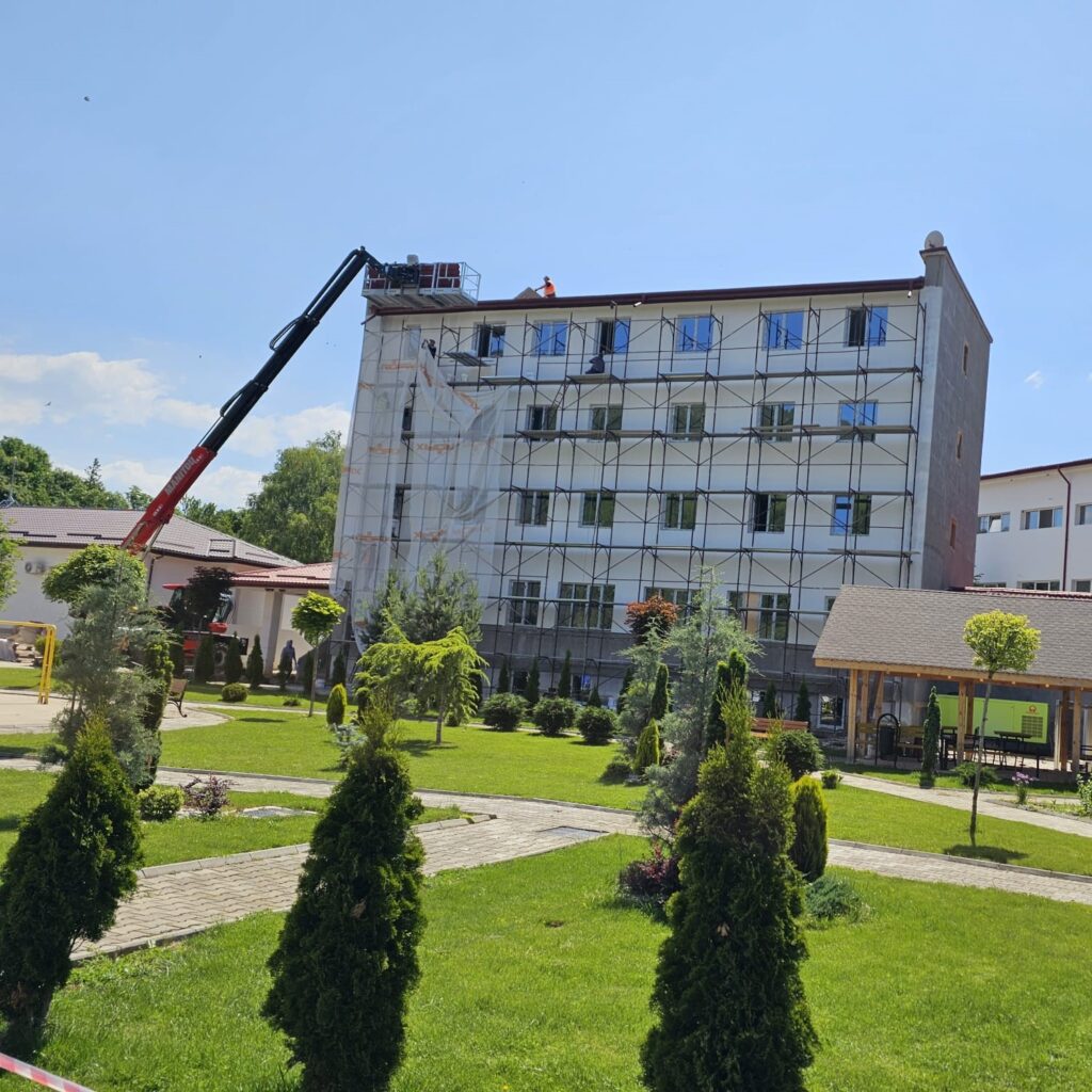 Au fost montate cele 1000 de panouri fotovoltaice la Dobrița - 28 mai 2024 AccentNews.ro