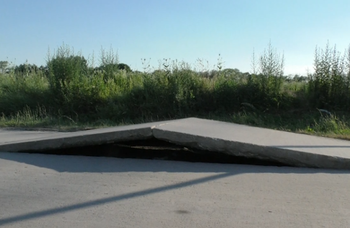 O femeie a ajuns la spital după ce s-a ridicat asfaltul pe un drum din Văcarea! Autoritățile județene promit reabilitarea