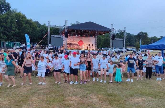 Festivalul RomânIA Autentică: O Sărbătoare a Tradițiilor la Hobița