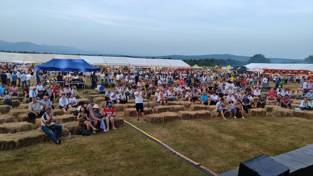Festivalul RomânIA Autentică: O Sărbătoare a Tradițiilor la Hobița - 24 iunie 2024 AccentNews.ro