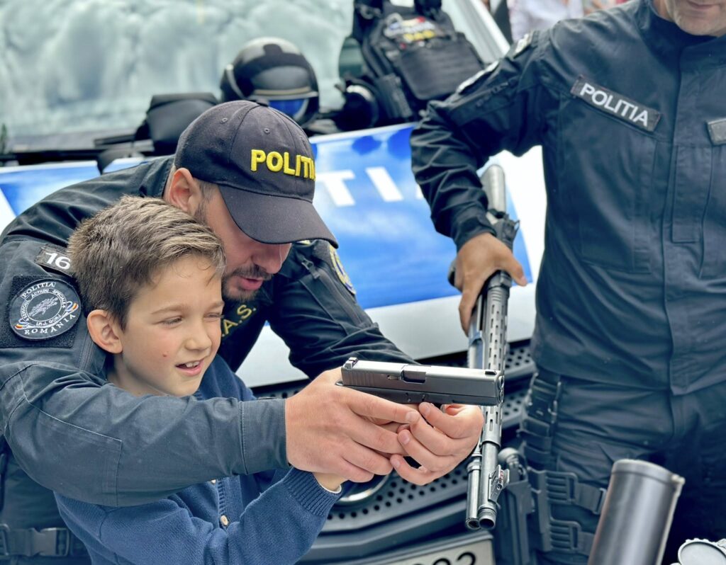 Peste 500 de elevi, în “stradă” alături de polițiști - 22 mai 2025 AccentNews.ro