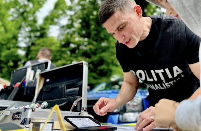 Peste 500 de elevi, în “stradă” alături de polițiști