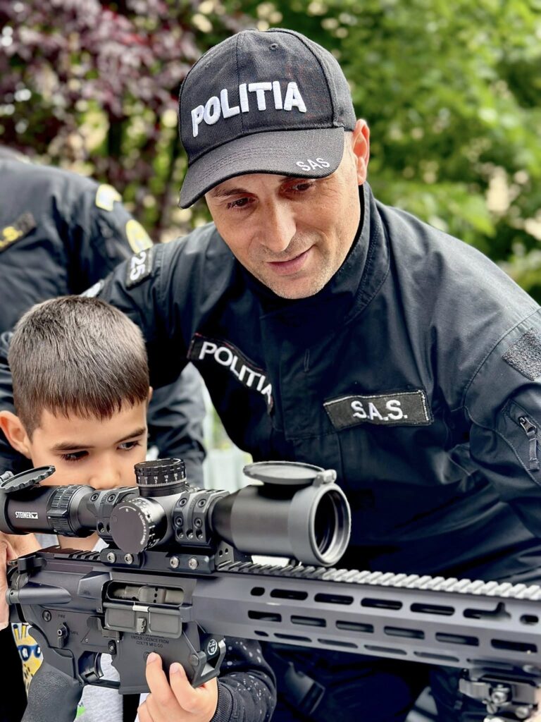 Peste 500 de elevi, în “stradă” alături de polițiști - 22 mai 2025 AccentNews.ro