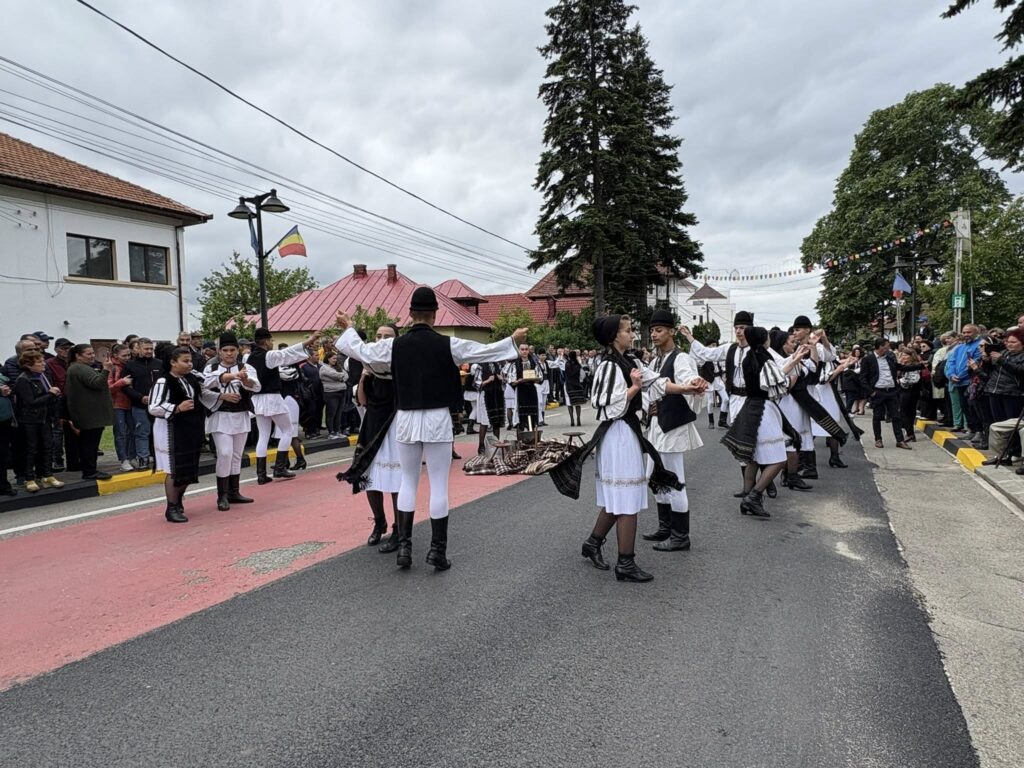 Festivalul păstoresc de la Novaci a reunit tradiția și cultura locală - 26 mai 2025 AccentNews.ro