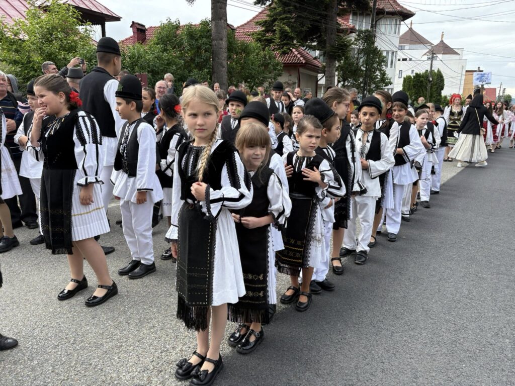Festivalul păstoresc de la Novaci a reunit tradiția și cultura locală - 26 mai 2025 AccentNews.ro