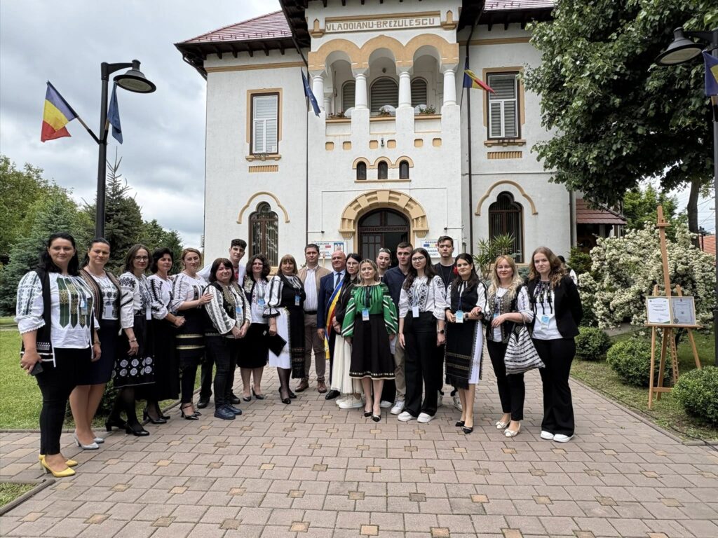 Festivalul păstoresc de la Novaci a reunit tradiția și cultura locală - 26 mai 2025 AccentNews.ro