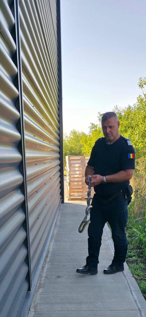 Mehedinți: Șarpe de doi metri, îndepărtat din proximitatea unui centru comercial 2 Mehedinți: Șarpe de doi metri, îndepărtat din proximitatea unui centru comercial - 9 iulie 2025 AccentNews.ro