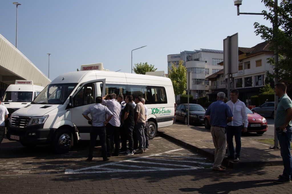 11 primării din Gorj au, începând de azi, microbuze electrice pentru elevi - 24 iulie 2025 AccentNews.ro