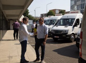 11 primării din Gorj au, începând de azi, microbuze electrice pentru elevi