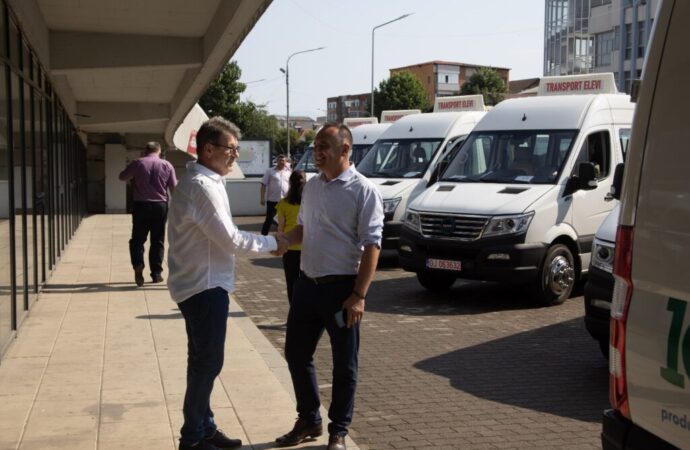 11 primării din Gorj au, începând de azi, microbuze electrice pentru elevi