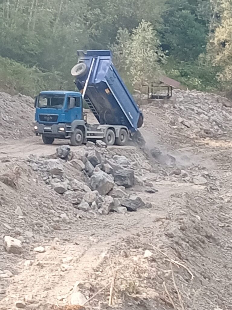 Lucrări de decolmatare pe pârâul Amaradia, la Bălănești - 17 iulie 2025 AccentNews.ro