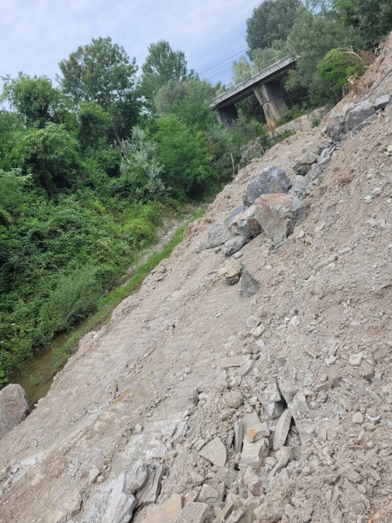 Lucrări de decolmatare pe pârâul Amaradia, la Bălănești - 17 iulie 2025 AccentNews.ro