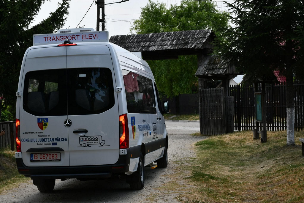 Transport verde pentru 4.500 de elevi vâlceni 3 Transport verde pentru 4.500 de elevi vâlceni - 8 iulie 2025 AccentNews.ro