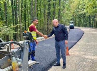 Consiliul Județean Vâlcea asfaltează drumul prin pădurea Șirineasa