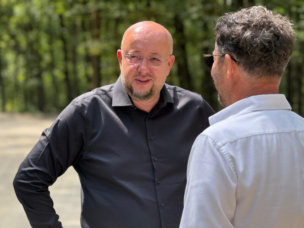 Consiliul Județean Vâlcea asfaltează drumul prin pădurea Șirineasa 3 Consiliul Județean Vâlcea asfaltează drumul prin pădurea Șirineasa - 8 august 2025 AccentNews.ro