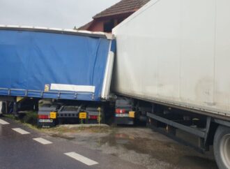 Vâlcea: Două TIR-uri au intrat într-o casă!