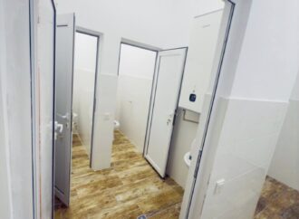 Copiii din Ciuperceni au, în sfârșit, toalete moderne