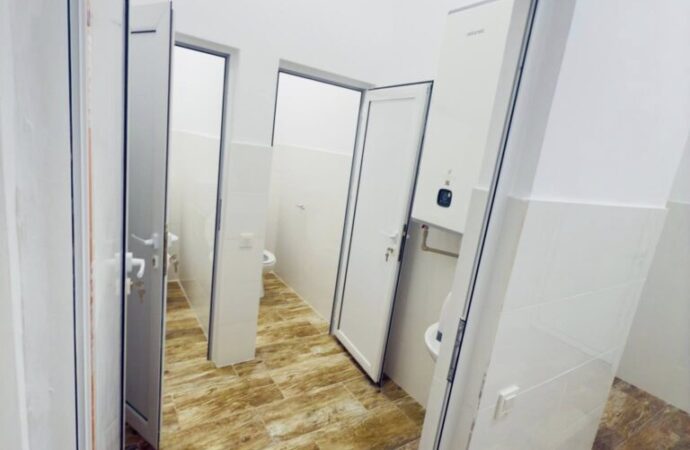 Copiii din Ciuperceni au, în sfârșit, toalete moderne