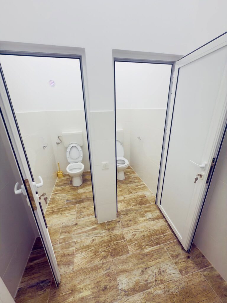 Copiii din Ciuperceni au, în sfârșit, toalete moderne - 8 septembrie 2025 AccentNews.ro
