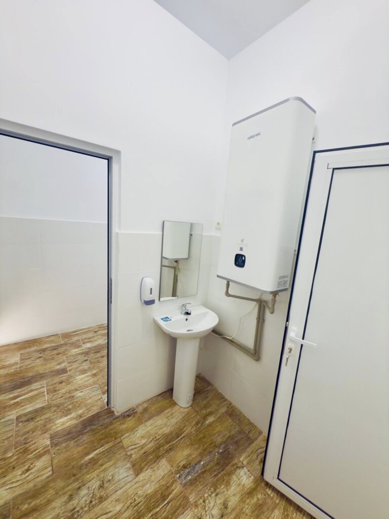 Copiii din Ciuperceni au, în sfârșit, toalete moderne - 8 septembrie 2025 AccentNews.ro