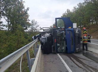 Un TIR cu mașini s-a răsturnat la Mehedinți