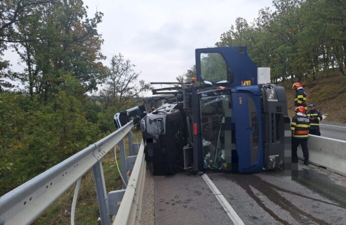 Un TIR cu mașini s-a răsturnat la Mehedinți