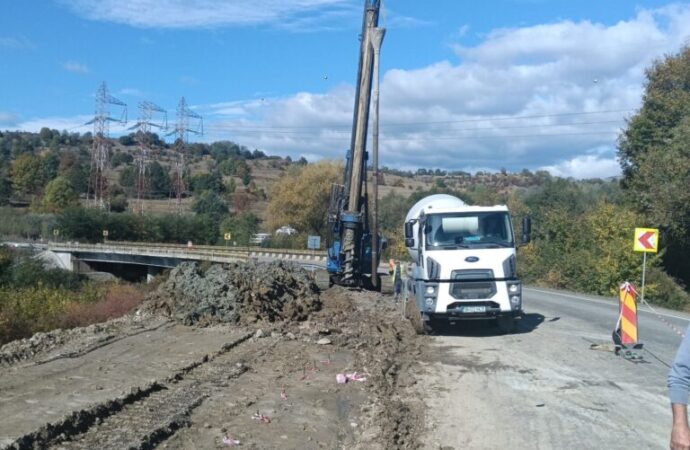 Lucrări de consolidare pe DN 67, la Polovragi
