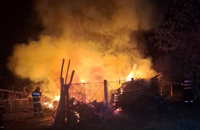 Magazie mistuită de flăcări la Berbești – pompierii au salvat locuința