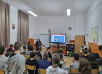 Elevii din Bărbătești învață despre reciclare și natură prin experiențe directe