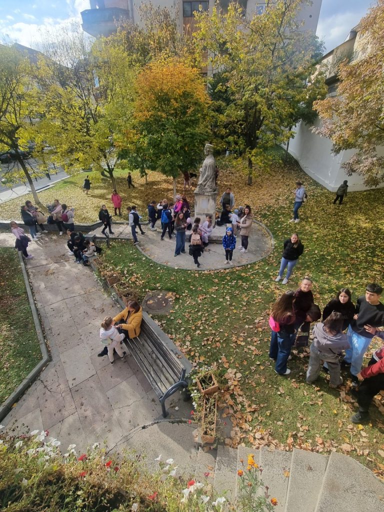 Elevii din Bărbătești învață despre reciclare și natură prin experiențe directe - 30 octombrie 2025 AccentNews.ro
