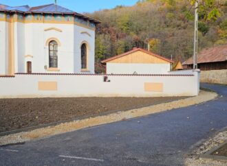 Gard nou la biserica din satul Runcu