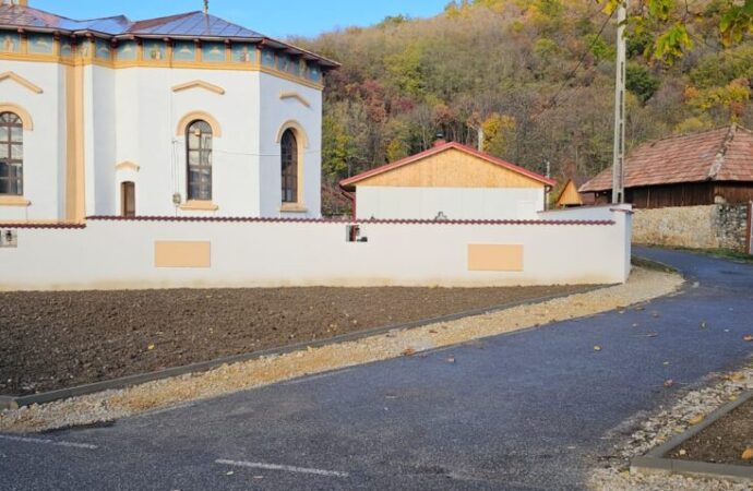 Gard nou la biserica din satul Runcu