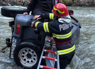 Au scăpat ca prin minune! O mașină a plonjat în Jiu