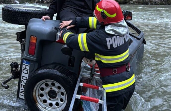 Au scăpat ca prin minune! O mașină a plonjat în Jiu
