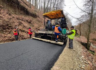 Asfalt nou pe drumul județean din Olănești cu sprijinul Consiliului Județean Vâlcea