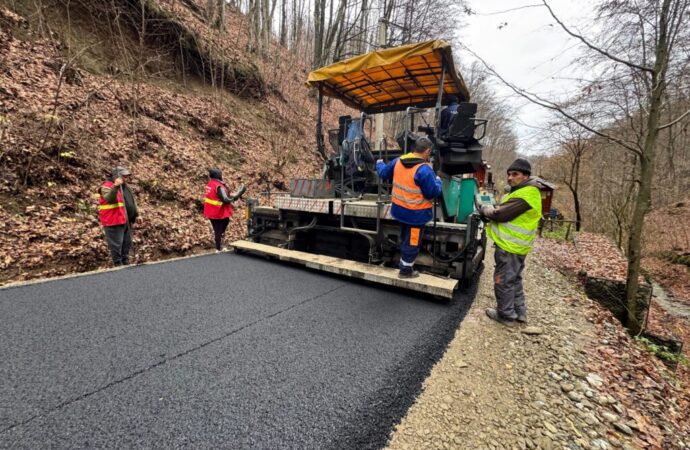 Asfalt nou pe drumul județean din Olănești cu sprijinul Consiliului Județean Vâlcea