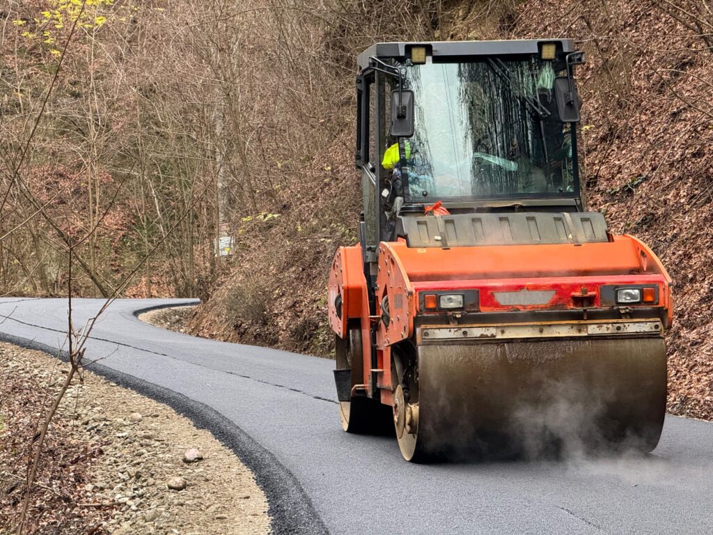 Asfalt nou pe drumul județean din Olănești cu sprijinul Consiliului Județean Vâlcea - 5 decembrie 2025 AccentNews.ro